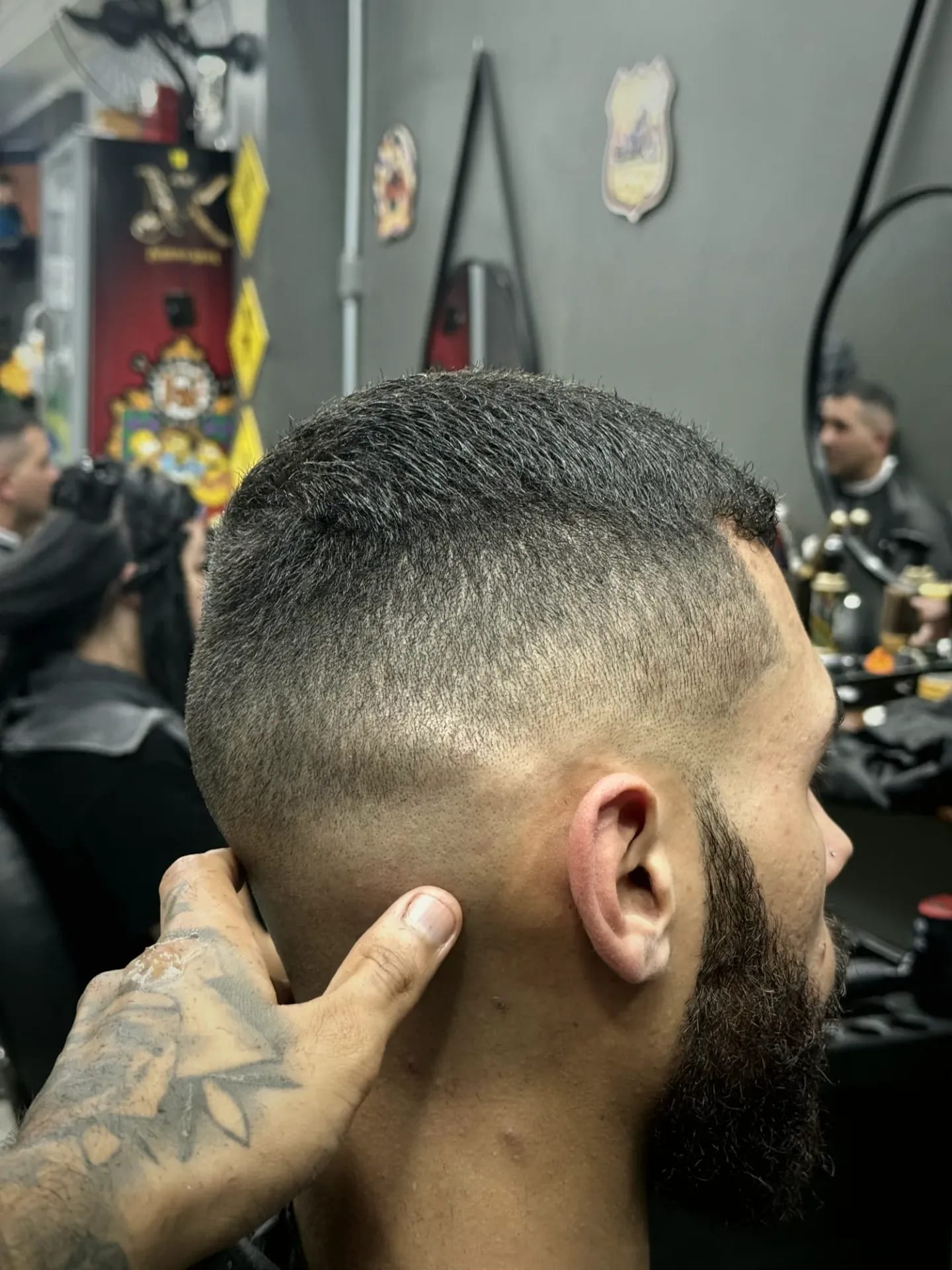 Fade com barba cheia